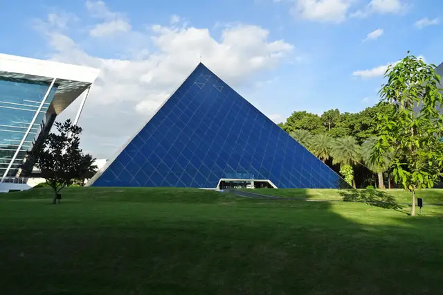 panneau solaire dans un beau jardin