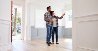 premier couple regardant un bien immobilier potentiel