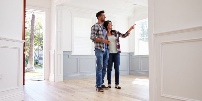 premier couple regardant un bien immobilier potentiel